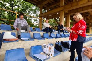 Közgyűlés a lelátón